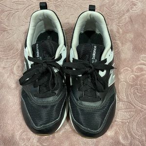 New Balance Sneakers Kid’s 997H, Black and White, Size 2 big kids.